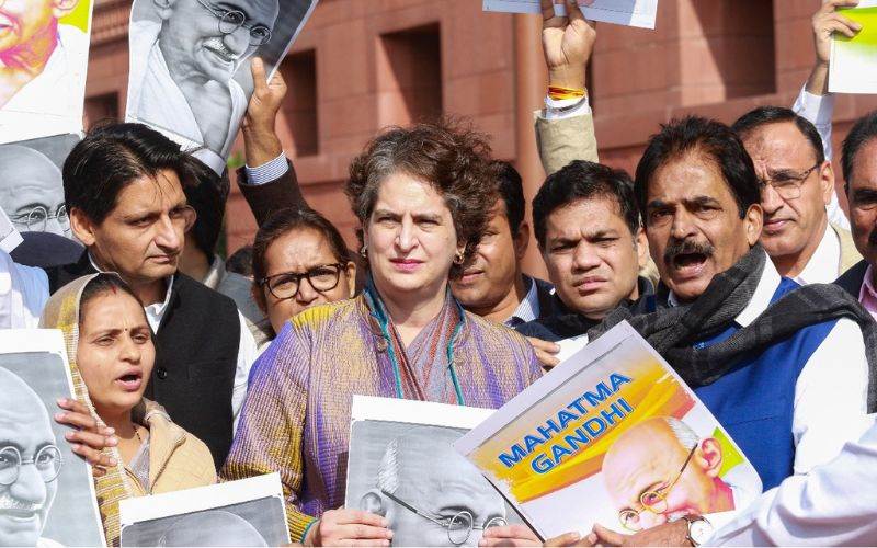  ہندی نافذ کرنے کےلئے مہاتما گاندھی کےنام  کی توہین کا الزام